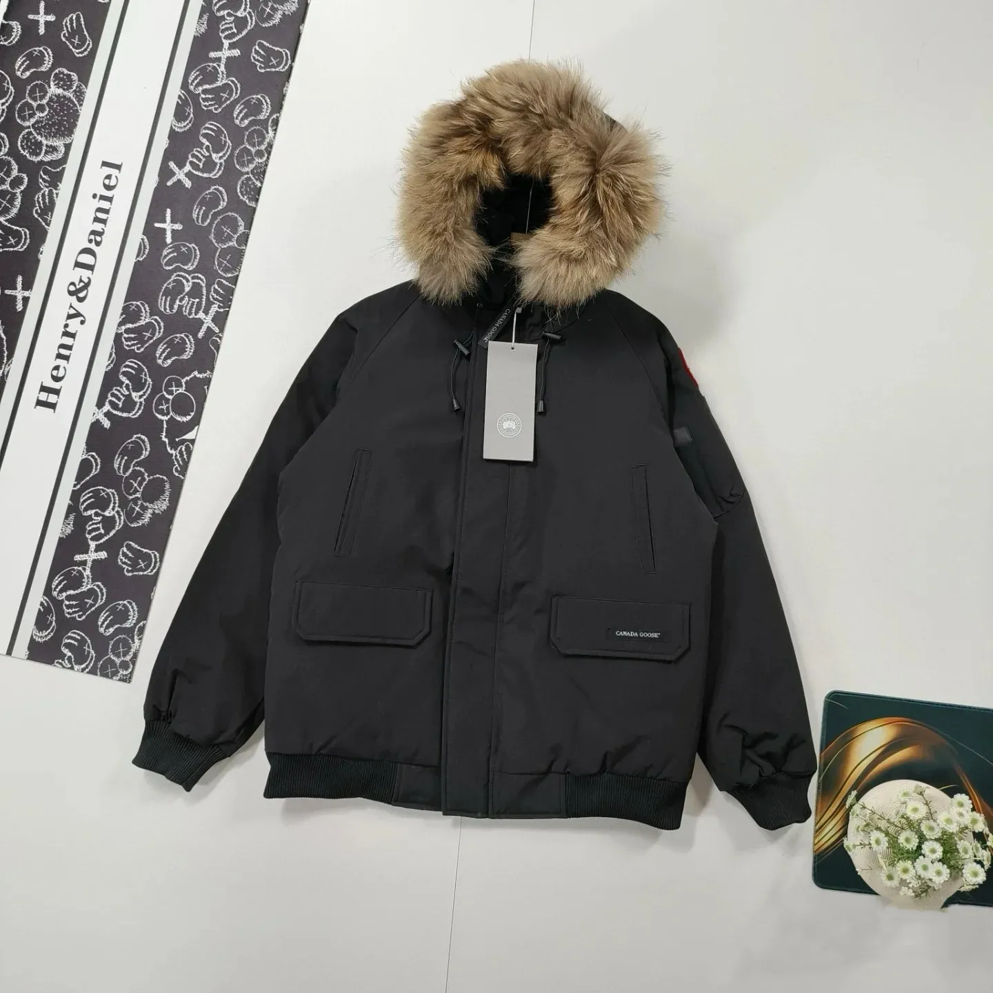 P580 Canada Goose/Canada Goose thickened parka fur collar cotton jacket. The fur collar is removable. The weight of a single piece is up to 4 pounds. It is thick and warm. The quality is bubbling. It is a high-end limited edition model of the British royal family brand in the United Kingdom and Europe. 100% good products are recommended in China.. At least 2w or more. The design with traditional British nobleness. It is a style that men dream of. It is really hard to get a ticket! ! Exported by a trading company...exclusively sold...Although it is a high-end limited edition in Europe...but due to the particularity of the fabric...this kind of fabric...is only available in Taiwan in the world! ! It is patented and developed in Taiwan... It uses bur gabardine functional fabric. The fabric is fully glued to isolate water molecules. It has the stiffness and texture of gabardine cotton. It also has the comfort of full memory functional fabric... breathability and high-end! ! Windproof, waterproof, anti-wrinkle, anti-scratch, breathable and all other powerful functions! ! This is definitely a down jacket that kills all others. The two flap pockets on the front and side. Its streamlined tailoring shows a unique fashion! ! The functional dual-purpose cuffs of the assault model...a design that reaches the pinnacle of aesthetics! ! The inside of the hem bottom has fixed windproof elastic and double adjustment buckles... which not only has functions but also enhances the overall upper body shape! ! Color: black off-white gray Size: S-3XL